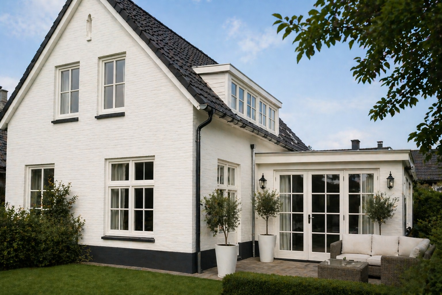 Moderne woning met RAL 9010 gevel en witte kozijnen in buitensituatie